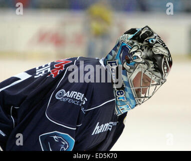 Ingolstadt, Bayern, Deutschland. 28. Dezember 2014. Torwart Timo PIELMEIER/Ingolstadt, eines der deutschen nationalen Goalkeepers.German Eishockey Liga, Spiel Tag 32. ERC Ingolstadt Vs Krefeld Pinguine. Ingolstadt, Saturn Arena, 03. Oktober, 2014.the Landesmeister Ingolstadt erhält am Ende des Jahres das Team von Krefeld, blieb bis jetzt unter die Erwartungen der Fans. © Wolfgang Fehrmann/Wolfgang Fehrmann/ZUMA Draht/Alamy Live News Stockfoto