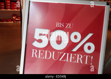 Anzeige für reduzierten Preisen vor einem deutschen Schuh-shop Stockfoto