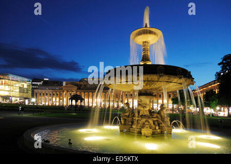 vier Fluss Brunnen und Königsbau (Könige Gebäude) am Schlossplatz (Schlossplatz) in Stuttgart, Baden-Württemberg, Deutschland Stockfoto