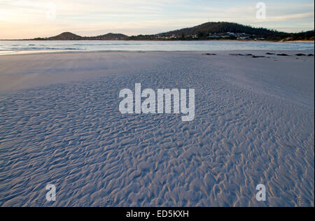 Strand von Bicheno in der Morgendämmerung Stockfoto