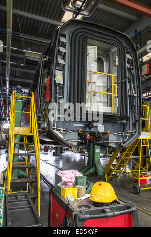 heben ein Waggon für Wartung in einer Werkstatt größere Reparaturen Stockfoto