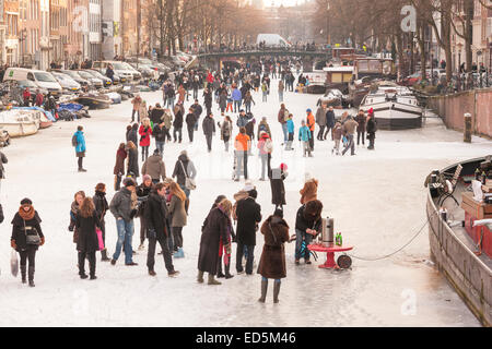 Amsterdam Eislaufen am zugefrorenen Kanal im Winter. Prinsengracht Kanal. Stockfoto