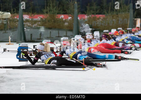 Gelsenkirchen-Schalke, Deutschland. 27. Dezember 2014. Konkurrenten bei der Biathlon World Team Challenge in der Veltins-Arena schießen auf die Zielscheiben. Stockfoto