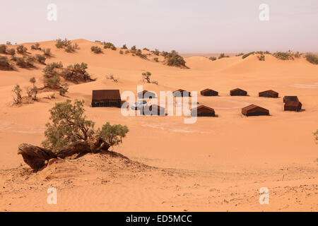 Haima und Sand Dünen. Erg Chegaga. Wüste Sahara. Marokko. Nordafrika. Afrika Stockfoto