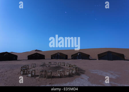 Haima und Dünen in der Nacht. Erg Chegaga. Wüste Sahara. Marokko. Nordafrika. Afrika Stockfoto