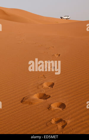 Auto, Platzbedarf und Sanddünen. Erg Chegaga. Wüste Sahara. Marokko. Nordafrika. Afrika Stockfoto