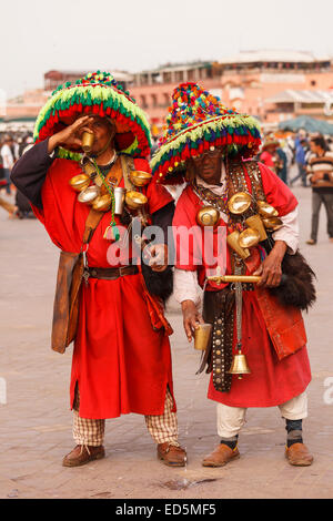 Wasser-Verkäufer in ihren bunten Trachten. Djemaa al Fna Platz. Marrakesch. Marokko. Nordafrika. Afrika Stockfoto