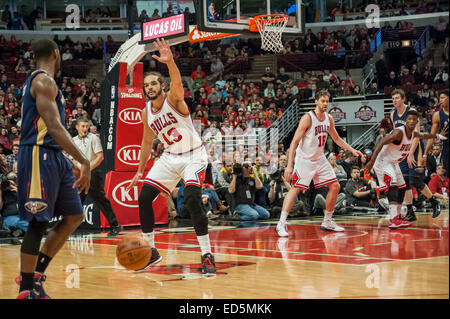 Chicago, USA. 27. Dezember 2014.  New Orleans Pelikane spielen den Chicago Bulls im United Center.  Endstand, Pelikane 100 Bullen 107. Im Bild: Bulls Joakim Noah (13) verteidigt gegen Pelikane. Bildnachweis: Stephen Chung/Alamy Live-Nachrichten Stockfoto