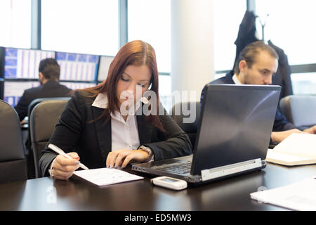 Geschäftsleute in modernen Büro. Stockfoto