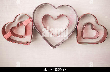 Rosa Herzen auf Holz Hintergrund zum Valentinstag Stockfoto