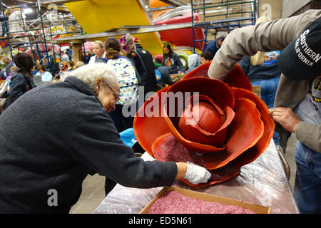 Pasadena, Kalifornien USA vorbereiten 28. Dezember 2014 Freiwilligen die Schwimmer die 126. jährliche Turnier der Rosen-Parade am Neujahrstag statt. Float: Odd Fellows und Rebekahs "Vergessen". Bildnachweis: Lisa Werner/Alamy Live-Nachrichten Stockfoto