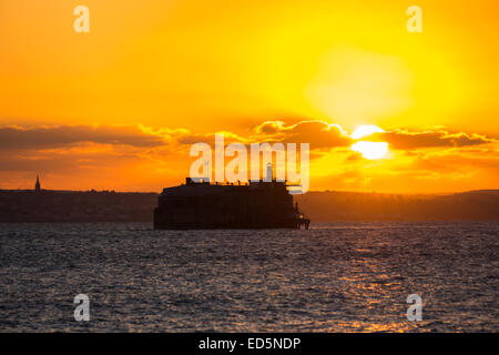 Südküste Sightseeing: Querformat von Sonne über Spitbank Fort, ein Palmerston Fort, jetzt ein Hotel, in den Solent aus Portsmouth, Hampshire, Großbritannien Stockfoto