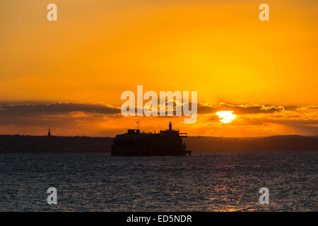 Südküste Sightseeing: Querformat von Sonne über Spitbank Fort, ein Palmerston Fort, jetzt ein Hotel, in den Solent aus Portsmouth, Hampshire, Großbritannien Stockfoto