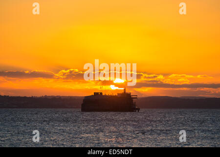 Südküste Sightseeing: Querformat von Sonne über Spitbank Fort, ein Palmerston Fort, jetzt ein Hotel, in den Solent aus Portsmouth, Hampshire, Großbritannien Stockfoto