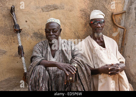 Chief (König) Zotentaar-SuhbaZaa des Talensi-Stammes und der Dorfpfarrer, Tongo, Ghana Stockfoto