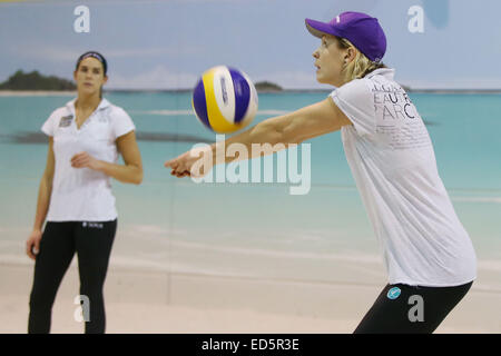 Hamburg, Deutschland. 22. Dezember 2014. Beachvolleyball-Spieler Laura Ludwig (R) und Kira Walkenhorst (L) in Aktion während einer Trainingseinheit auf dem Beach-Volleyball-Center in Hamburg, Deutschland, 22. Dezember 2014. Das Team der beiden Praktiken nach Walkenhorst Wiederherstellung nach längerer Krankheit wieder zusammen. Foto: Malte Christen/Dpa/Alamy Live News Stockfoto