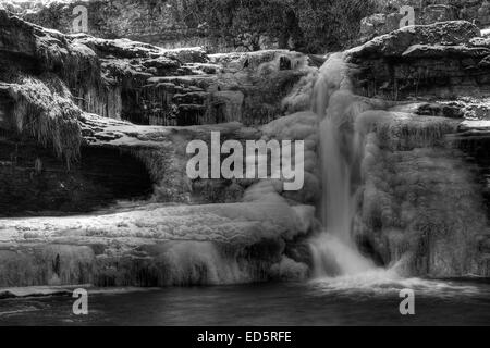 Catrake Kraft auf dem Fluß Swale 95 % eingefroren. Dieser Wasserfall ist 1 Meile stromaufwärts von Keld im Swaledale in den Yorkshire Dales Nat Stockfoto