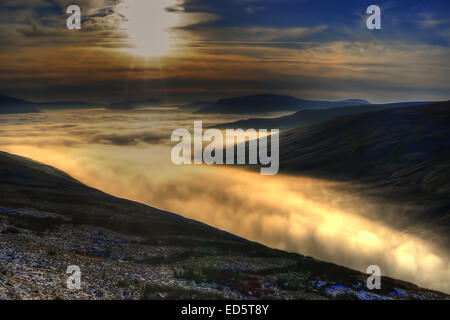 Die gesamte Wensleydale bis hin zur Ingleborough in den Yorkshire Dales ist in einer 100 % Cloud Inversion getaucht. Bild her Stockfoto