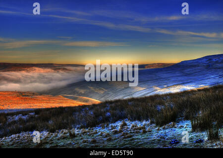 Eine Wolke in Version im Swaledale / Wensleydale aus der Buttertubs in der Yorkshire Dales National Park, North Yorkshire. Stockfoto