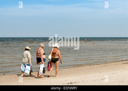 Drei ältere Frauen, die Majori Jurmala Strand entlang in der Nähe von Riga, Lettland Stockfoto