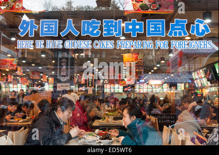 Schlechte Übersetzung bekannt als Chinglish Zeichen in Restaurant-Fenster, Shanghai, China Stockfoto