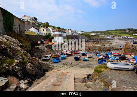 Bei Ebbe Coverack Hafen Cornwall England UK Küsten Fischerdorf an der Eidechse Erbe-Küste South West England Stockfoto