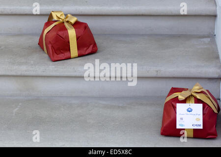 Weihnachtsgeschenke auf Türschwellen in Chelsea London links Stockfoto