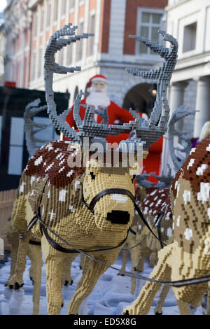 Rentiere und Weihnachtsmann hergestellt aus Lego angezeigt in Covent Garten London England Stockfoto