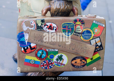 Paddington-Koffer mit "wollte auf Entdeckungsreise" und Welt-Aufkleber drauf Stockfoto