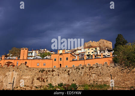 Die Imaret (islamische Armenhaus, heute ein Luxushotel) und das Schloss von Kavala, Mazedonien, Griechenland. Stockfoto