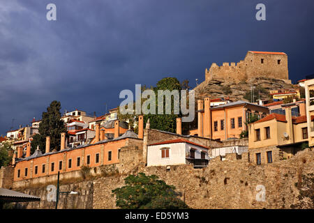 Die Imaret (islamische Armenhaus, heute ein Luxushotel) und das Schloss von Kavala, Mazedonien, Griechenland. Stockfoto