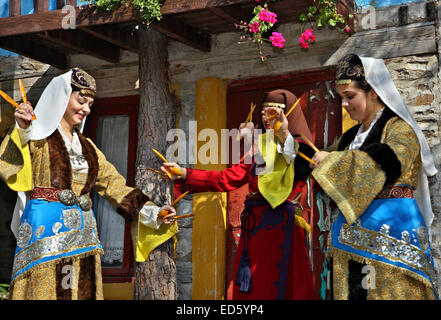 Kappadokien-Griechen aus ("neu") Nea Karvali, Tanz der "Konyali' ('von Konya"). Kavala, Mazedonien, Griechenland Stockfoto