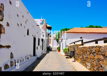 Blick auf eine charmante Straße in Betancuria in Fuerteventura, Kanarische Inseln, Spanien Stockfoto