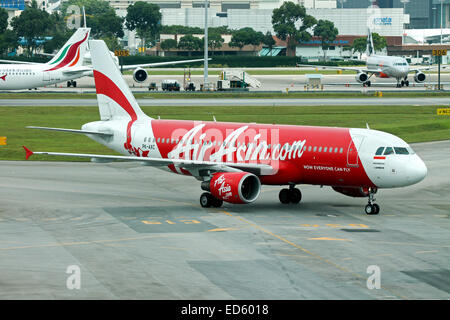 Datei-PIC: Singapore Changi Airport, Singapore. 21. Februar 2012. Indonesia AirAsia Airbus A320, Registrierung PK-AXC, Flug QZ8501, gesehen am Flughafen Changi in Singapur nach der Ankunft von Surabaya. Das Flugzeug wurde am 28. Dezember 2014 nach abweichende um schlechtes Wetter über dem Meer-Java, Indonesien vermisst gemeldet. Bildnachweis: Sam Pollitt/Alamy Live-Nachrichten Stockfoto