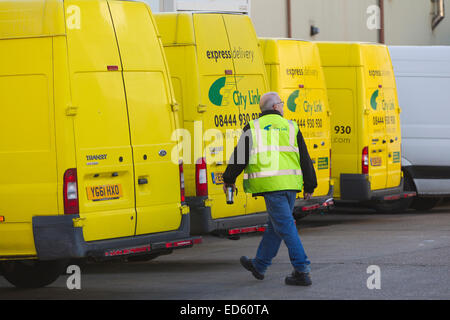 Southwark, London, UK. 29. Dezember 2014. City Link geht in Verwaltung, Scramble, wie betroffenen City Link Türen für "kurze Zeit öffnet" öffentlichen Anspruch Pakete lassen. City Link, die in die Verwaltung am Heiligabend ging, hat nicht ausgeschlossen, Pakete zu zerstören, wenn sie nicht schnell zurückgefordert werden. Bildnachweis: Jeff Gilbert/Alamy Live-Nachrichten Stockfoto