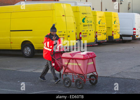 Southwark, London, UK. 29. Dezember 2014. City Link geht in Verwaltung, Scramble, wie betroffenen City Link Türen für "kurze Zeit öffnet" öffentlichen Anspruch Pakete lassen. City Link, die in die Verwaltung am Heiligabend ging, hat nicht ausgeschlossen, Pakete zu zerstören, wenn sie nicht schnell zurückgefordert werden. Bildnachweis: Jeff Gilbert/Alamy Live-Nachrichten Stockfoto