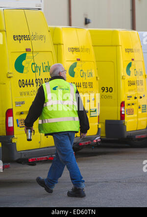 Southwark, London, UK. 29. Dezember 2014. City Link geht in Verwaltung, Scramble, wie betroffenen City Link Türen für "kurze Zeit öffnet" öffentlichen Anspruch Pakete lassen. City Link, die in die Verwaltung am Heiligabend ging, hat nicht ausgeschlossen, Pakete zu zerstören, wenn sie nicht schnell zurückgefordert werden. Bildnachweis: Jeff Gilbert/Alamy Live-Nachrichten Stockfoto