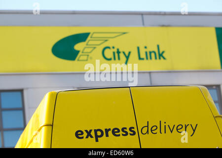 Southwark, London, UK. 29. Dezember 2014. City Link geht in Verwaltung, Scramble, wie betroffenen City Link Türen für "kurze Zeit öffnet" öffentlichen Anspruch Pakete lassen. City Link, die in die Verwaltung am Heiligabend ging, hat nicht ausgeschlossen, Pakete zu zerstören, wenn sie nicht schnell zurückgefordert werden. Bildnachweis: Jeff Gilbert/Alamy Live-Nachrichten Stockfoto