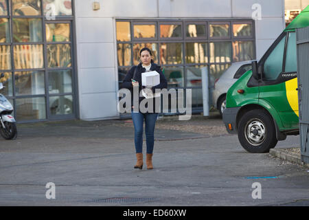 Southwark, London, UK. 29. Dezember 2014. City Link geht in Verwaltung, Scramble, wie betroffenen City Link Türen für "kurze Zeit öffnet" öffentlichen Anspruch Pakete lassen. City Link, die in die Verwaltung am Heiligabend ging, hat nicht ausgeschlossen, Pakete zu zerstören, wenn sie nicht schnell zurückgefordert werden. Bildnachweis: Jeff Gilbert/Alamy Live-Nachrichten Stockfoto