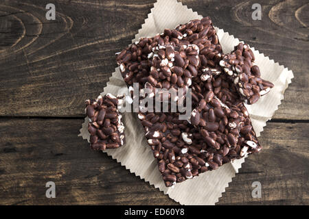 Schokolade mit Puffreis Bar auf Holztisch von oben Stockfoto