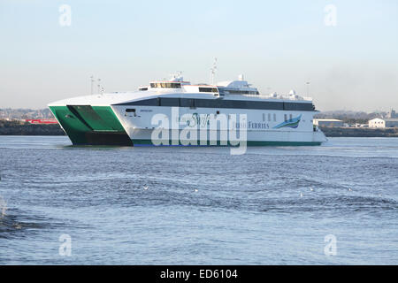 Irische Fähre Johnathan Swift in den Hafen von Dublin. Stockfoto