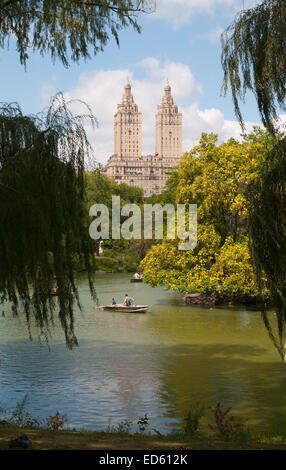 Bootfahren auf dem See Central Park mit dem San Remo-Gebäude im Hintergrund Central Park in Manhattan New York USA Stockfoto