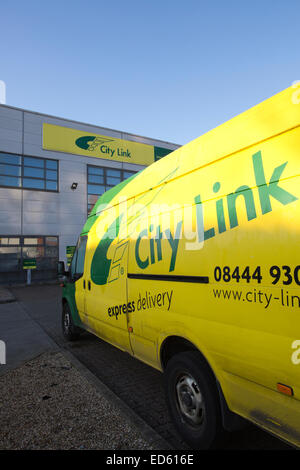 Southwark, London, UK. 29. Dezember 2014. City Link geht in Verwaltung, Scramble, wie betroffenen City Link Türen für "kurze Zeit öffnet" öffentlichen Anspruch Pakete lassen. City Link, die in die Verwaltung am Heiligabend ging, hat nicht ausgeschlossen, Pakete zu zerstören, wenn sie nicht schnell zurückgefordert werden. Bildnachweis: Jeff Gilbert/Alamy Live-Nachrichten Stockfoto
