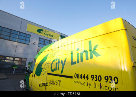 Southwark, London, UK. 29. Dezember 2014. City Link geht in Verwaltung, Scramble, wie betroffenen City Link Türen für "kurze Zeit öffnet" öffentlichen Anspruch Pakete lassen. City Link, die in die Verwaltung am Heiligabend ging, hat nicht ausgeschlossen, Pakete zu zerstören, wenn sie nicht schnell zurückgefordert werden. Bildnachweis: Jeff Gilbert/Alamy Live-Nachrichten Stockfoto