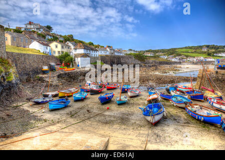 Boote Coverack Hafen Cornwall England UK Küsten Fischerdorf an der Eidechse Erbe wie Gemälde in HDR Stockfoto