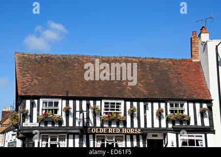 Das Fachwerk Ye Olde Red Horse Pub entlang Vine Street in der Innenstadt, Evesham, Worcestershire, England, UK, Europa. Stockfoto