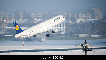 Ein Flugzeug der Fluggesellschaft Lufthansa Hebt bin 29.12.2014 Auf Dem Flughafen Tegel Berlin ab Foto: Lukas Schulze/Dpa (c) Dpa - Bildfunk Stockfoto