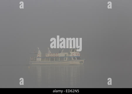 Lake Windermere, Cumbria, UK. 29. Dezember 2014. Nebel verhindert, Kreuzfahrten auf dem See Windermere Passagier für Runde Inseln reisen ...als von 12:30. Noch abzuwarten, ob es genehmigt, wie sie Buchungen für 1000 chinesische Touristen, aber Sicherheit haben erste Nigel Wilkinson MD für Kreuzfahrten auf dem See Windermere Rettungsboot zu überprüfen - herausnimmt hat Abfahrten Credit absagen: Gordon Shoosmith/Alamy Live News Stockfoto