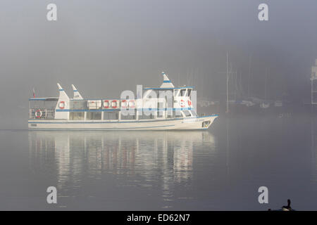 Lake Windermere, Cumbria, UK. 29. Dezember 2014. Nebel verhindert, Kreuzfahrten auf dem See Windermere Passagier für Runde Inseln reisen ...als von 12:30. Noch abzuwarten, ob es genehmigt, wie sie Buchungen für 1000 chinesische Touristen, aber Sicherheit haben erste Nigel Wilkinson MD für Kreuzfahrten auf dem See Windermere Rettungsboot zu überprüfen - herausnimmt hat Abfahrten Credit absagen: Gordon Shoosmith/Alamy Live News Stockfoto