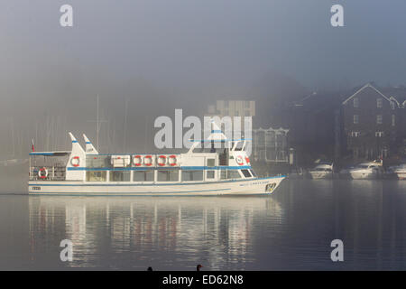 Lake Windermere, Cumbria, UK. 29. Dezember 2014. Nebel verhindert, Kreuzfahrten auf dem See Windermere Passagier für Runde Inseln reisen ...als von 12:30. Noch abzuwarten, ob es genehmigt, wie sie Buchungen für 1000 chinesische Touristen, aber Sicherheit haben erste Nigel Wilkinson MD für Kreuzfahrten auf dem See Windermere Rettungsboot zu überprüfen - herausnimmt hat Abfahrten Credit absagen: Gordon Shoosmith/Alamy Live News Stockfoto